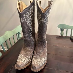 Corral women's Crater boot with bone embroidery-snip toe 7.5